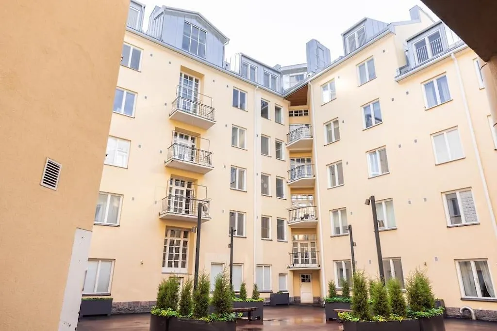 Spacious Apt On Tranquil Courtyard location